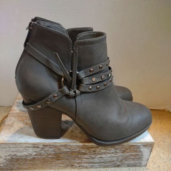 👍 Western Dominique Nicole Size 10 Grey Booties Harness Studded A14 - Picture 1 of 5